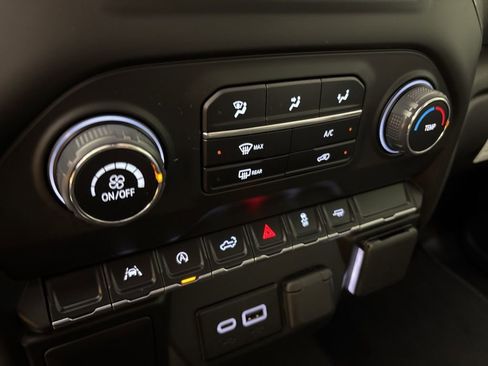 Used 2025 Chevrolet Silverado 1500 Custom image 34