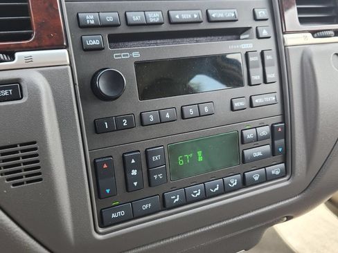 Used 2006 Lincoln Town Car Signature Limited RWD image 20