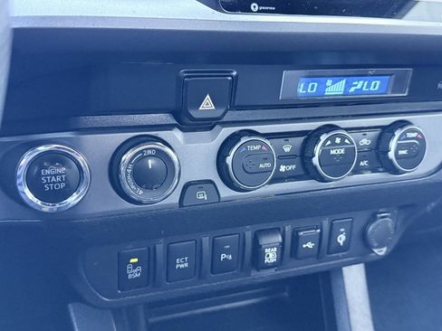 Used 2022 Toyota Tacoma TRD Off-Road image 17