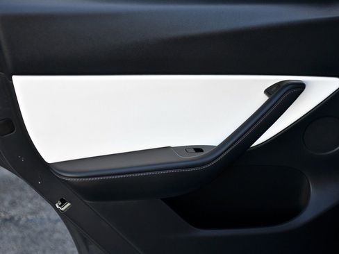 Used 2021 Tesla Model Y Long Range image 11