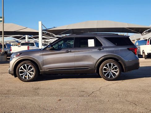 Used 2025 Ford Explorer ST-Line image 4