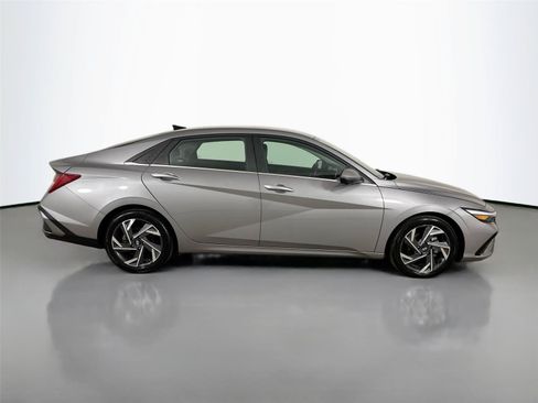 Used 2024 Hyundai Elantra Limited FWD image 17