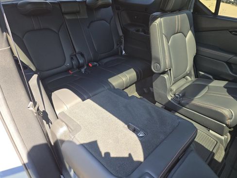 Used 2025 Honda Pilot TrailSport image 22