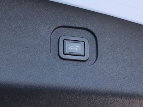 Used 2017 Chevrolet Equinox Premier w/ Enhanced Convenience Package image 12