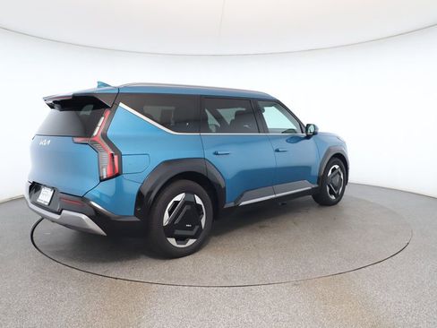 Used 2024 Kia EV9 Land image 5