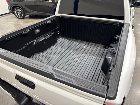 Used 2025 Toyota Tacoma SR5 AWD/4WD image 40
