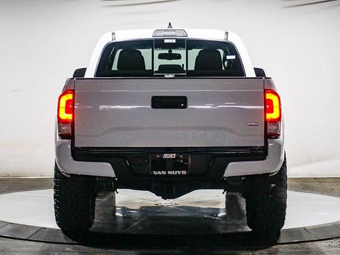 Used 2017 Toyota Tacoma TRD Sport AWD/4WD image 9