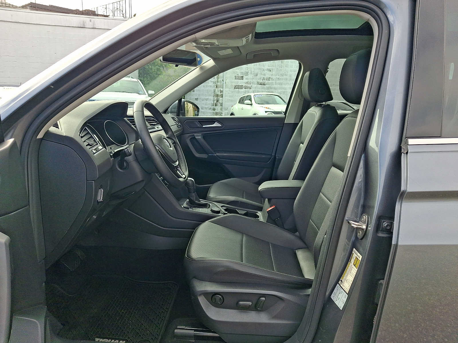 Used 2020 Volkswagen Tiguan SE w/ Panoramic Sunroof Package AWD/4WD image 14