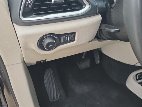 Used 2023 Chrysler Pacifica Touring-L FWD image 11