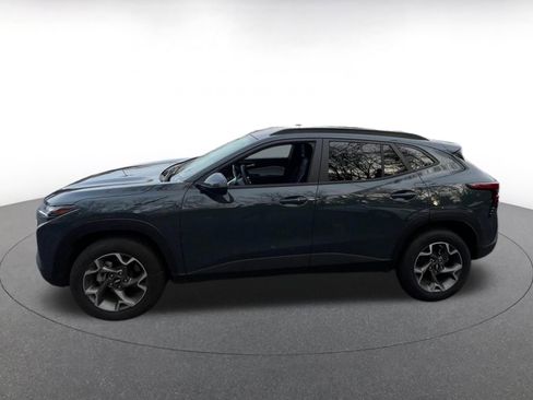 Used 2025 Chevrolet Trax LT w/ LT Convenience Package image 4