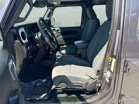 Used 2025 Jeep Wrangler Unlimited Sport AWD/4WD image 5