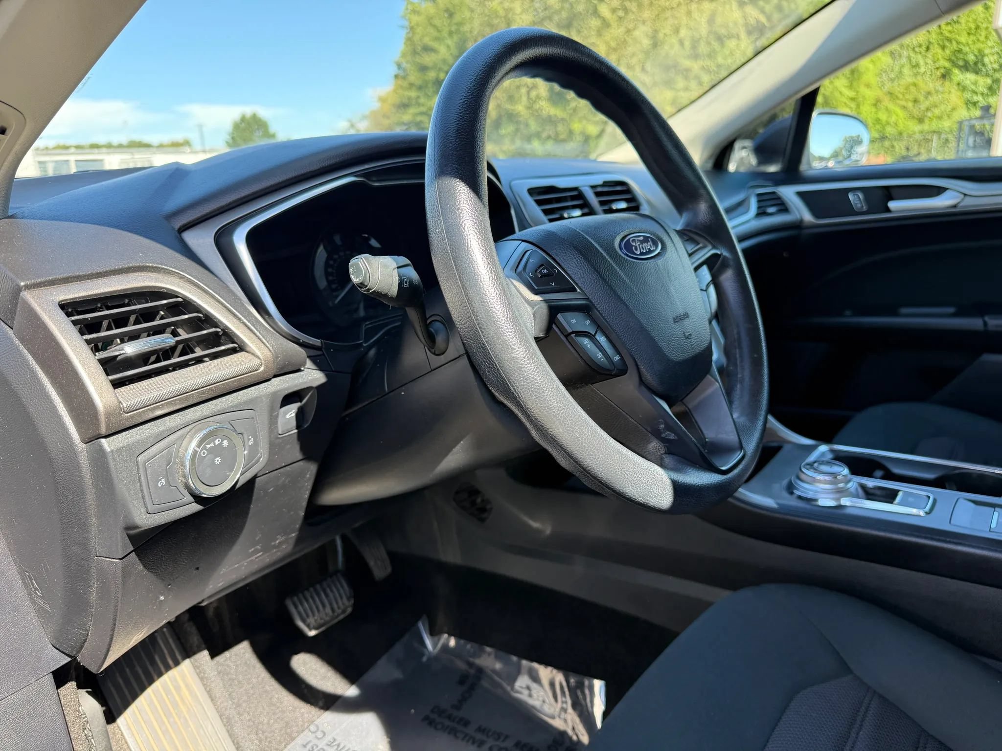 Used 2019 Ford Fusion SE FWD image 17