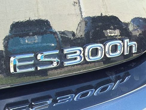 Used 2022 Lexus ES 300h w/ Premium Package image 9