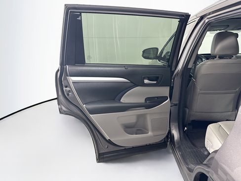 Used 2015 Toyota Highlander XLE image 27