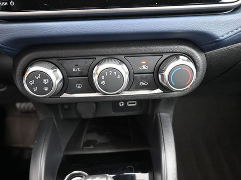 Used 2025 Nissan Versa SV image 9