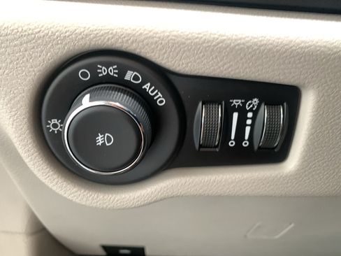 Used 2019 Chrysler Pacifica Touring Plus w/ Tire & Wheel Group FWD image 32