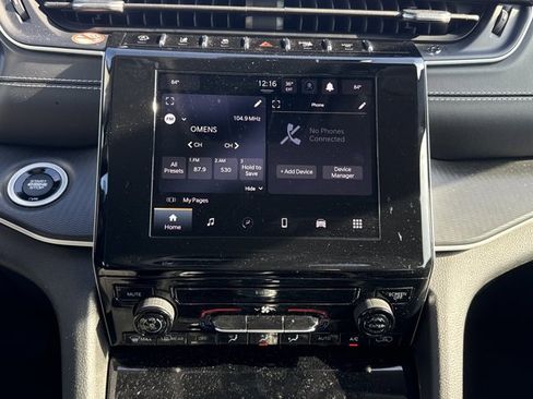 Used 2023 Jeep Grand Cherokee L Laredo image 3