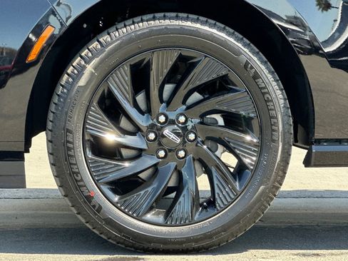 New 2026 Lincoln Navigator Reserve w/ Jet Appearance Package AWD/4WD image 26