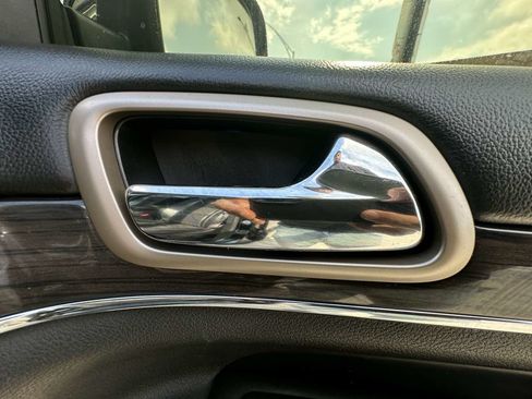 Used 2017 Jeep Grand Cherokee Overland w/ Jeep Active Safety Group AWD/4WD image 32