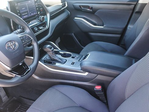 Used 2021 Toyota Highlander L FWD image 18