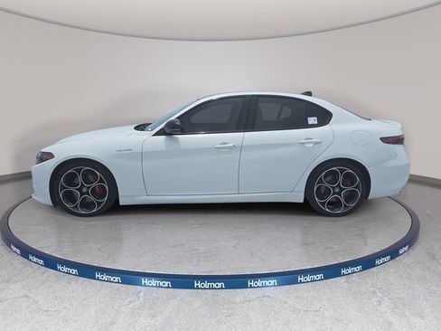 Used 2024 Alfa Romeo Giulia Veloce RWD image 11
