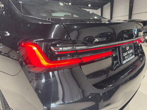 Used 2022 BMW 750i xDrive w/ M Sport Package image 9