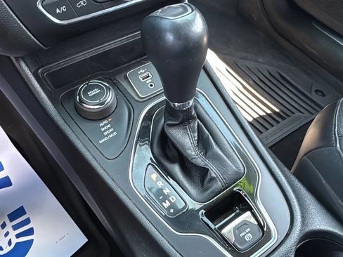 Used 2019 Jeep Cherokee Limited image 19