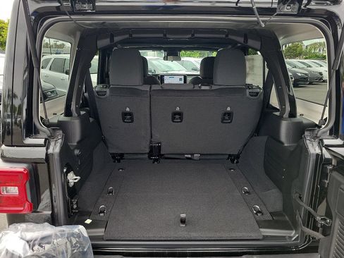 New 2025 Jeep Wrangler Unlimited Sahara AWD/4WD image 18