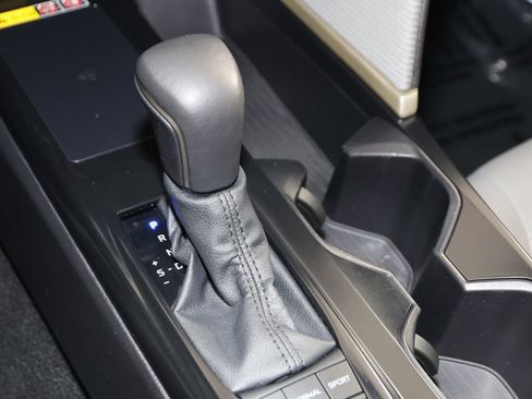 Used 2025 Toyota Camry SE image 7