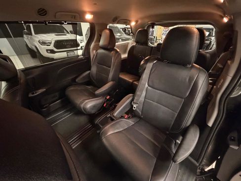 Used 2016 Toyota Sienna SE image 25