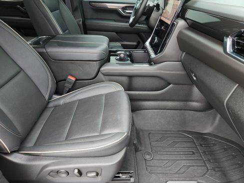 Used 2025 GMC Yukon XL Elevation AWD/4WD image 16