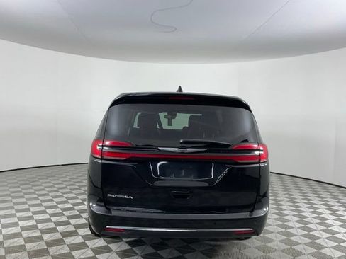 Used 2023 Chrysler Pacifica Touring-L FWD image 6