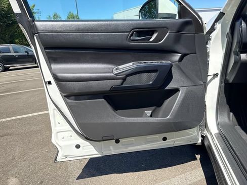 Used 2024 Nissan Pathfinder SV FWD image 17