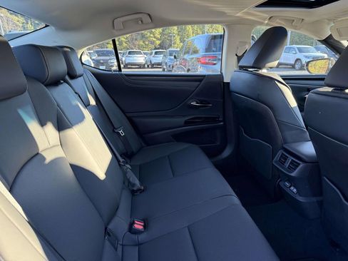 Used 2025 Lexus ES 350 Premium image 16