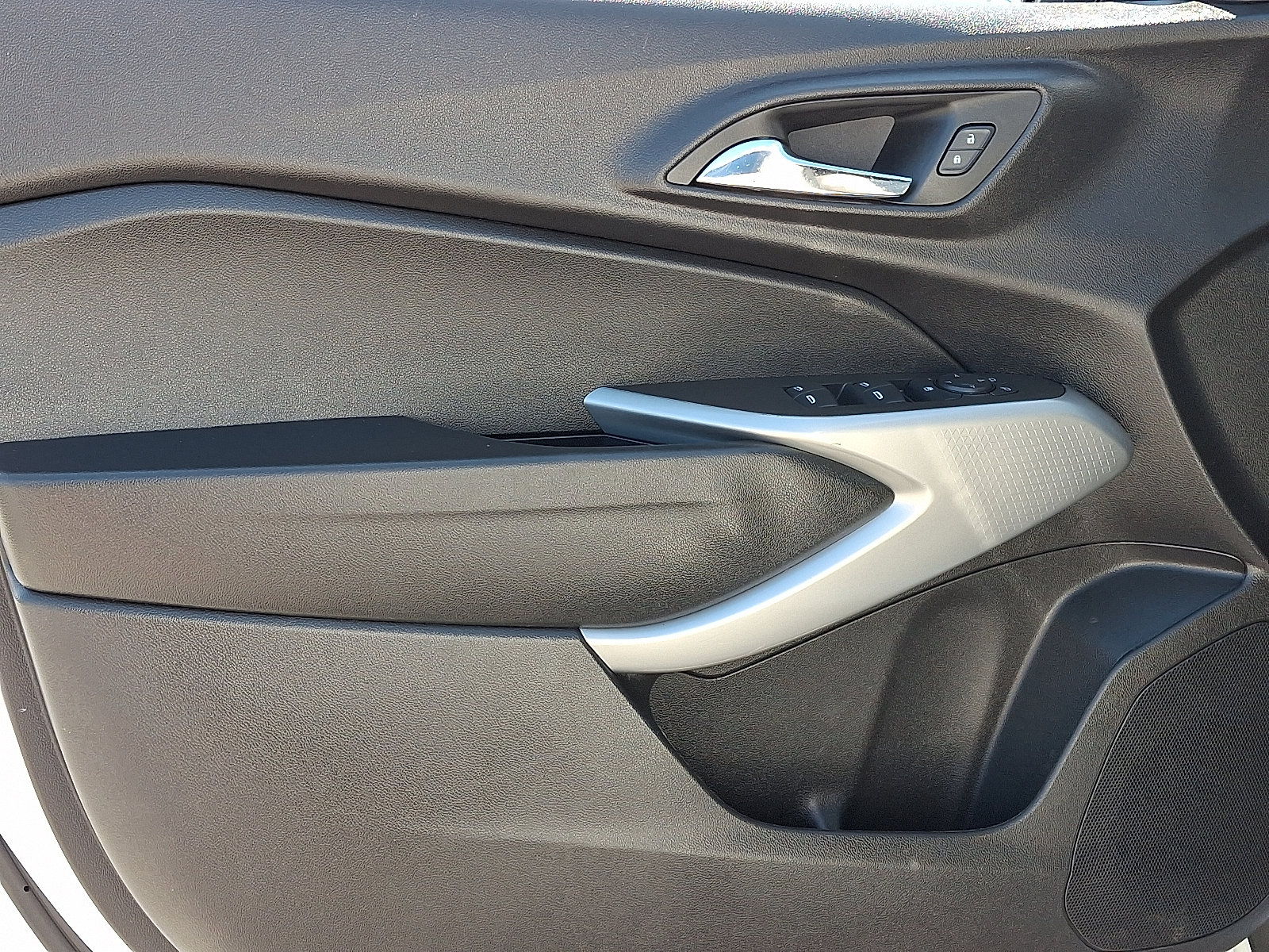 Used 2025 Chevrolet Trax LS FWD image 13