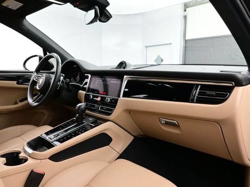 Certified 2025 Porsche Macan AWD/4WD image 19