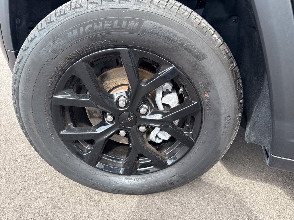 Used 2025 Jeep Grand Cherokee Altitude AWD/4WD image 27
