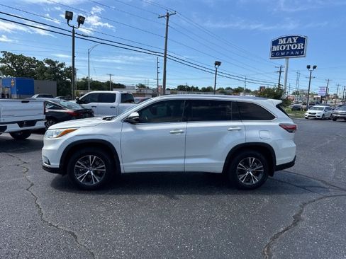 Used 2016 Toyota Highlander XLE FWD image 2