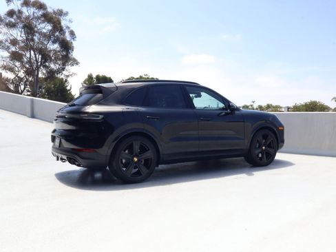 Certified 2024 Porsche Cayenne AWD/4WD image 8