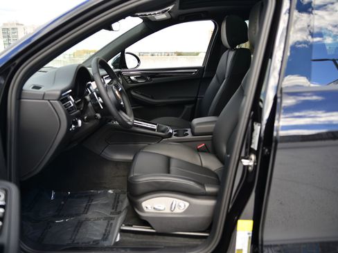 Certified 2026 Porsche Macan AWD/4WD image 5