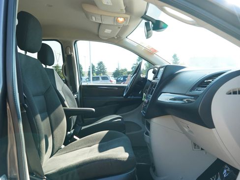 Used 2020 Dodge Grand Caravan SE w/ UConnect Hands-Free Group FWD image 12