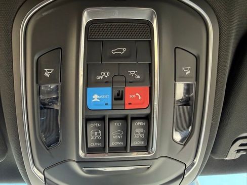 Used 2025 Jeep Wagoneer Series III w/ Premium Group I AWD/4WD image 39