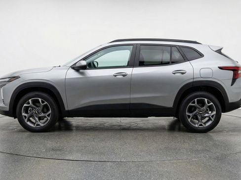 Used 2025 Chevrolet Trax LT image 5