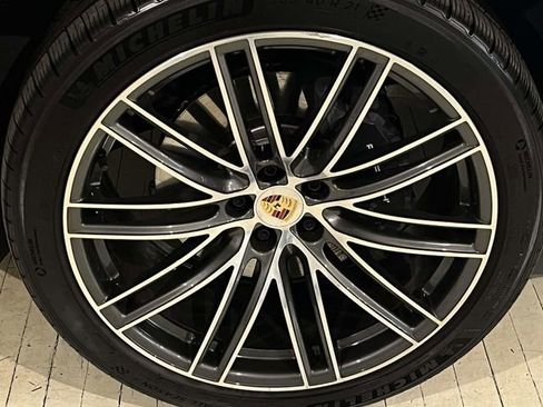 Used 2026 Porsche Macan AWD/4WD image 11