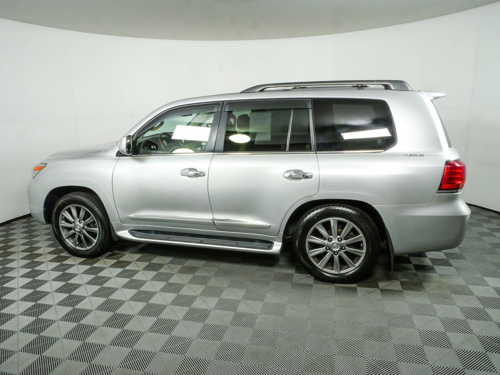 Used 2011 Lexus LX 570 4WD w/ Luxury Pkg image 32