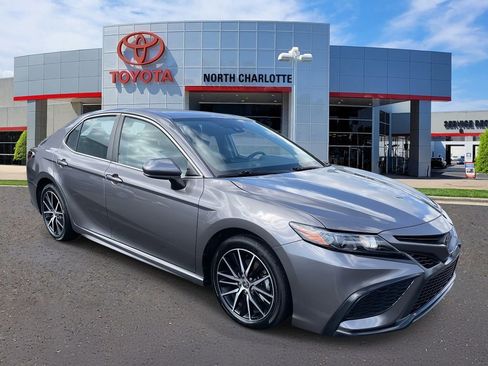 Used 2021 Toyota Camry SE image 1