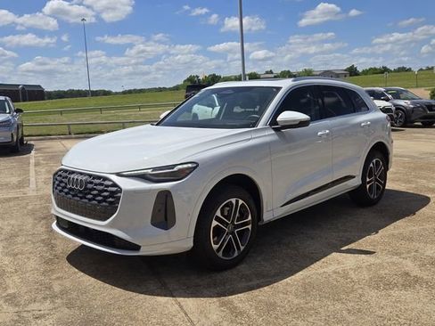 Used 2025 Audi Q5 Premium Plus w/ Premium Plus image 2