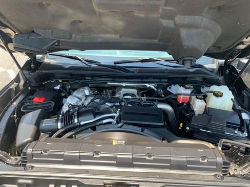 Used 2024 GMC Sierra 2500 AT4 w/ AT4 Preferred Package AWD/4WD image 9