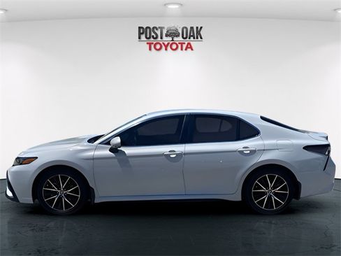 Used 2023 Toyota Camry SE image 4