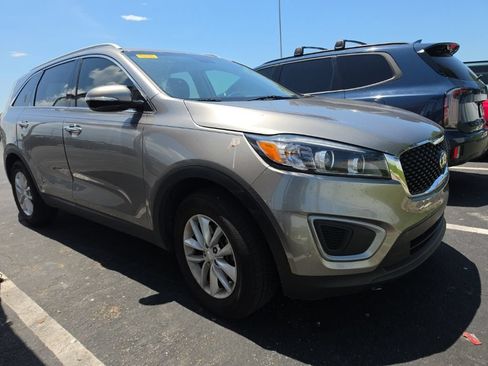 Used 2017 Kia Sorento FWD image 2
